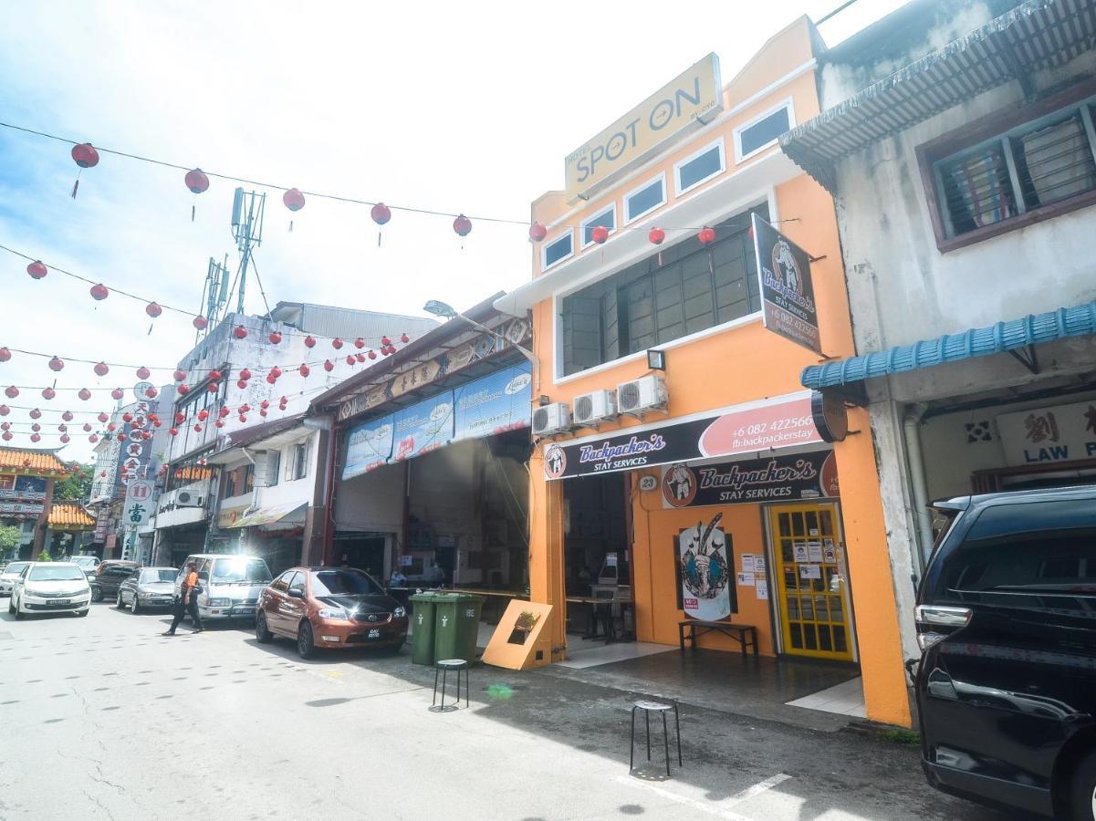 Spot On 89886 Backpacker'S Stay Services Kuching Esterno foto