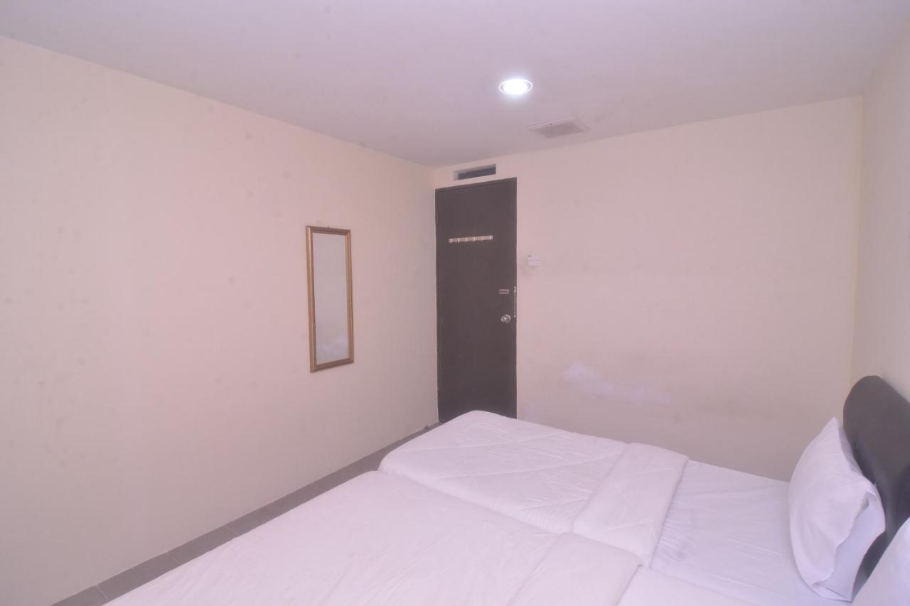 Spot On 89886 Backpacker'S Stay Services Kuching Esterno foto