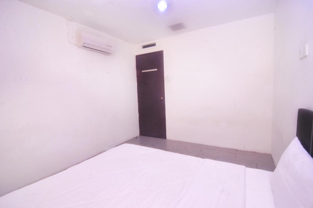 Spot On 89886 Backpacker'S Stay Services Kuching Esterno foto