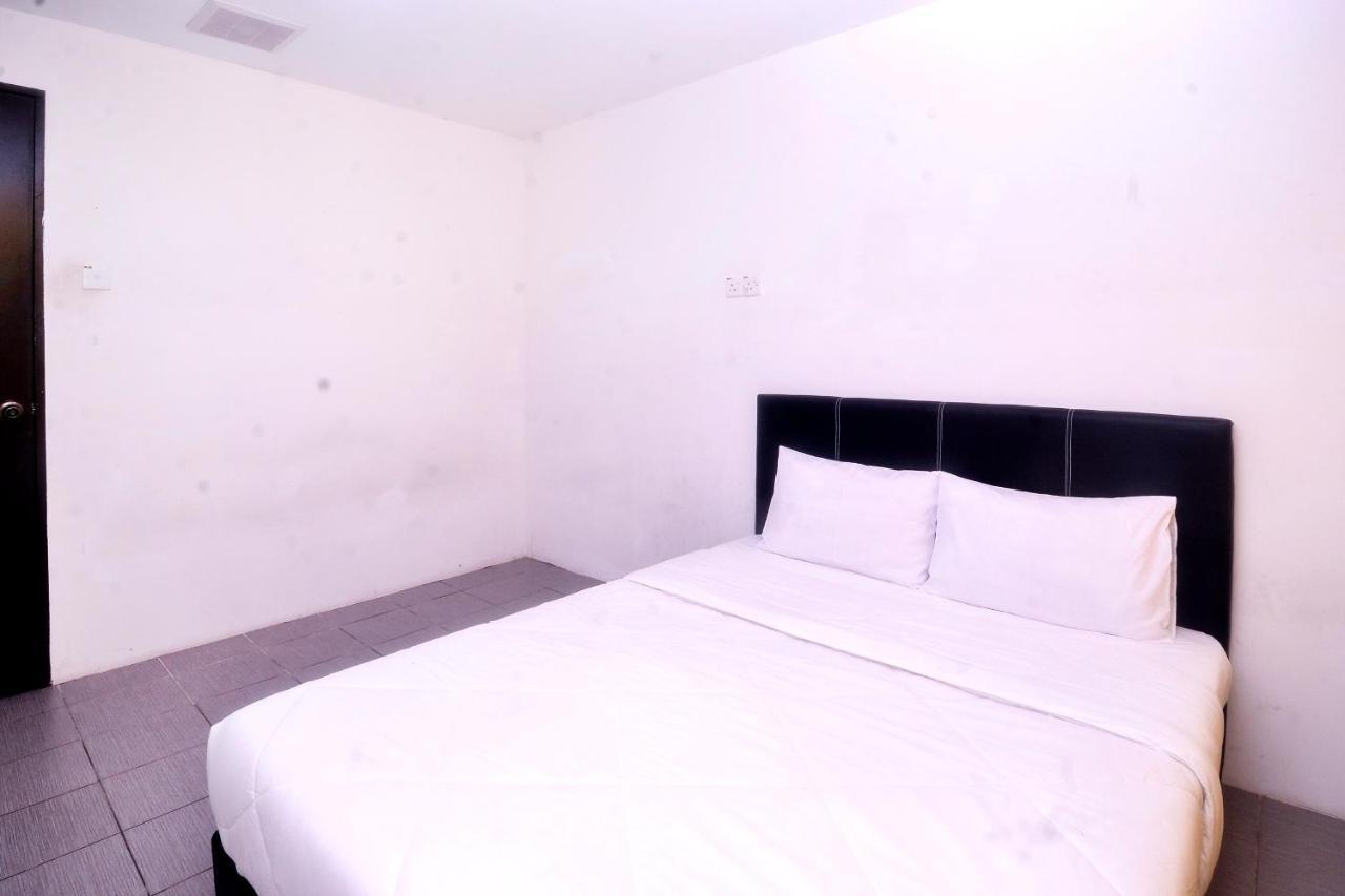 Spot On 89886 Backpacker'S Stay Services Kuching Esterno foto